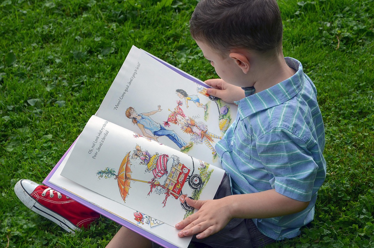 Kinder beim Verstehen von Texten unterstützen - Kind ließt Buch