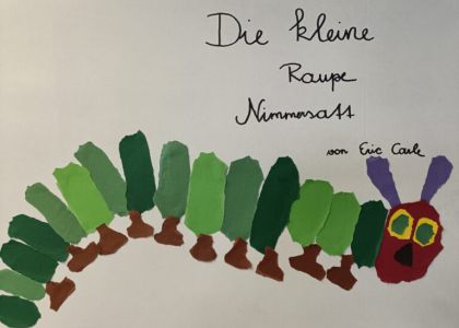 Spiegel, der in der Wiese liegt