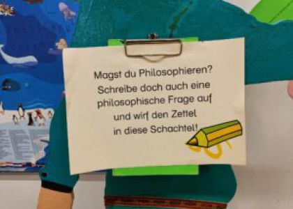 Spiegel, der in der Wiese liegt