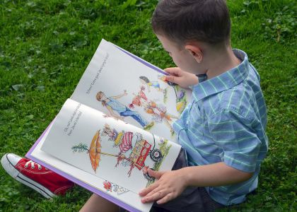Kinder beim Verstehen von Texten unterstützen - Kind ließt Buch