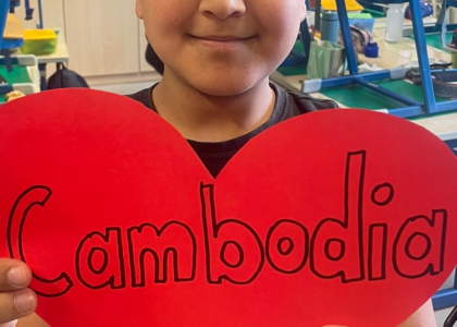 Spiegel, der in der Wiese liegt