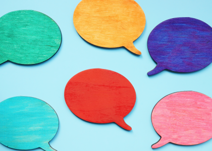 Spiegel, der in der Wiese liegt