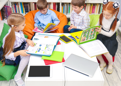 Spiegel, der in der Wiese liegt