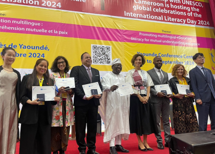 Spiegel, der in der Wiese liegt