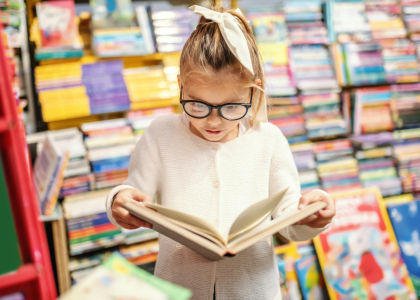 Spiegel, der in der Wiese liegt