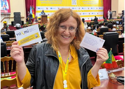 Spiegel, der in der Wiese liegt