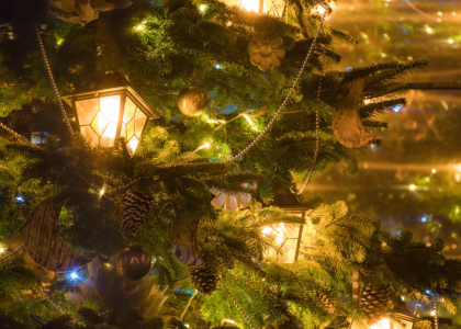 Tannenzweige mit Lichtern und Laternen